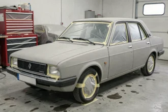 Renault 12 Sedan en cours de peinture dans un atelier automobile professionnel avec apprêt gris et masquage des vitres