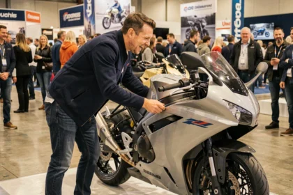 Visiteur enthousiaste examinant une moto sportive exposée au Salon du 2 Roues de Lyon 2026